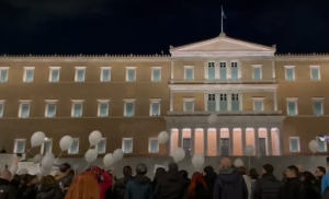 Σύνταγμα, 23:18: Λευκά μπαλόνια στον ουρανό, την ώρα της σύγκρουσης των τρένων στα Τέμπη (Βίντεο)