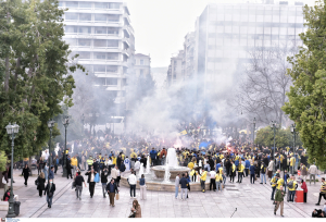 Καρέ - καρέ η στιγμή που οι οπαδοί της Μακάμπι ξυλοκοπούν τον άνδρα με τη σημαία της Παλαιστίνης