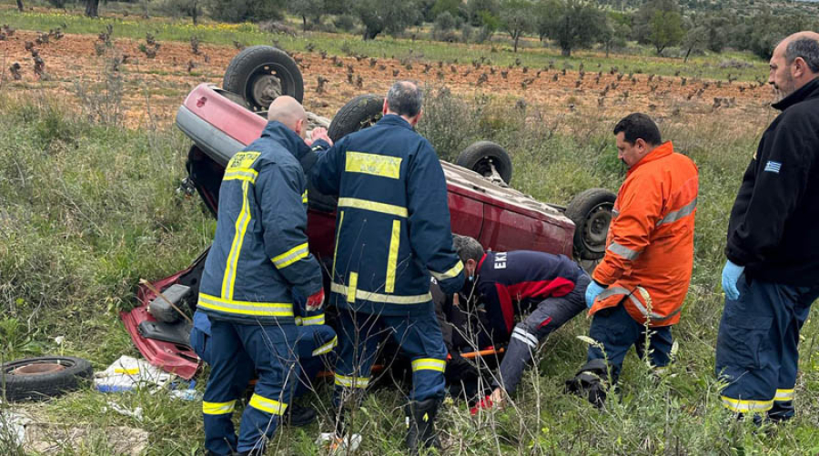 Τροχαίο στα Σπάτα: Αυτοκίνητο αναποδογύρισε και έπεσε σε χωράφι - Μια τραυματίας