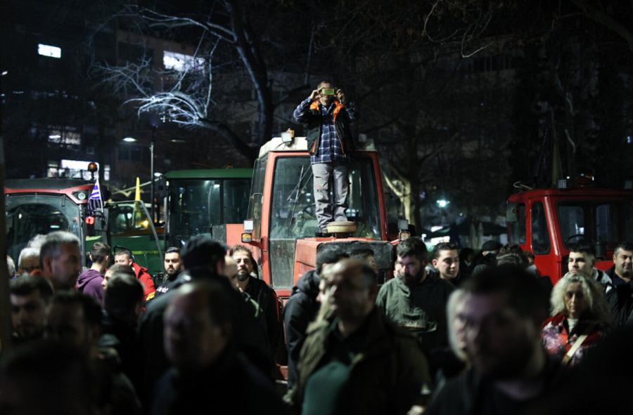 Λάρισα: «Απόβαση» αγροτών με τα τρακτέρ στην κεντρική πλατεία (Βίντεο)