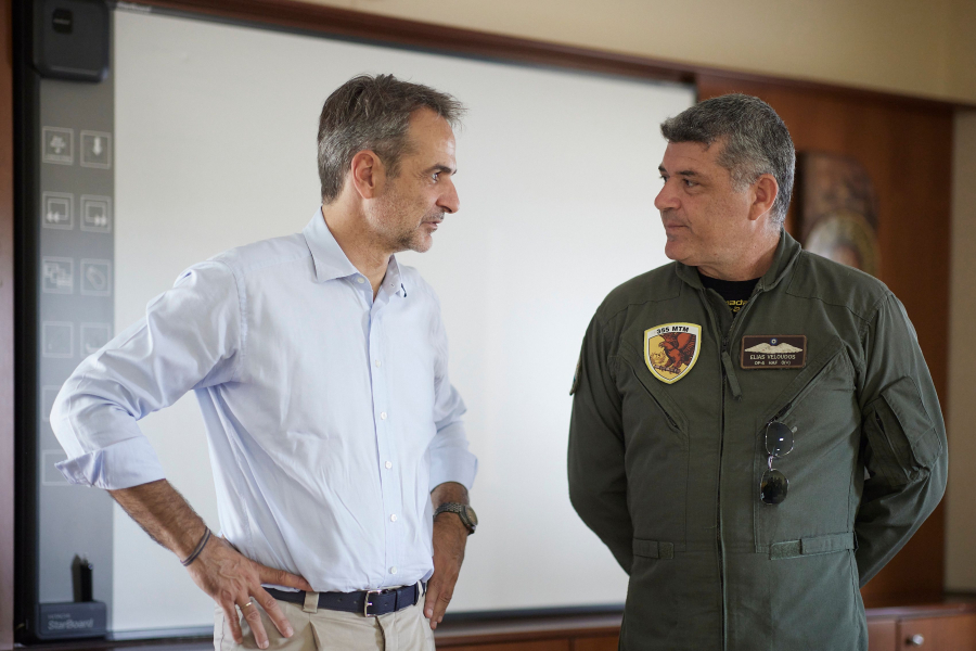 Μητσοτάκης από το αεροδρόμιο Ελευσίνας: Θα τρέξουν «σφαίρα» τα προγράμματα για νέα Canadair