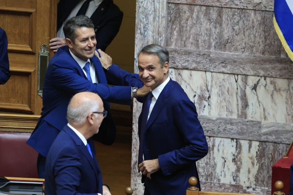 Στη Βουλή ξανά, μετά την περιπέτεια της υγείας του, ο Μυλωνάκης