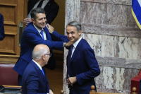 Στη Βουλή ξανά, μετά την περιπέτεια της υγείας του, ο Μυλωνάκης