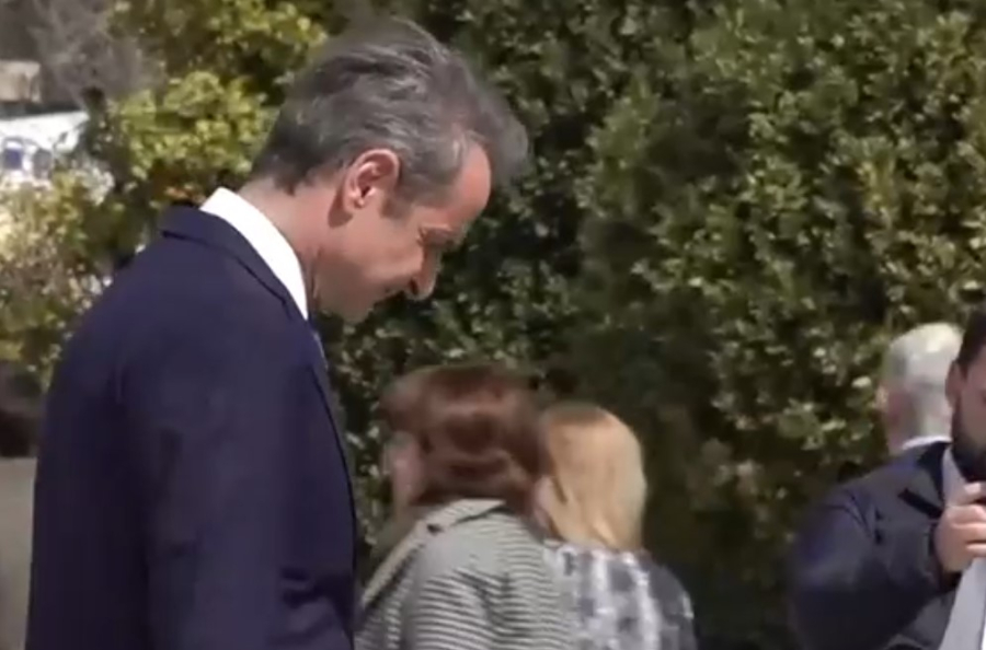 Ο Μητσοτάκης υποκλίθηκε στα ονόματα των θυμάτων των Τεμπών μπροστά στη Βουλή (Βίντεο)