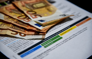 Θες να δεις αν πληρώνεις ακριβά το ρεύμα; Μπες εδώ και σύγκρινε τις τιμές