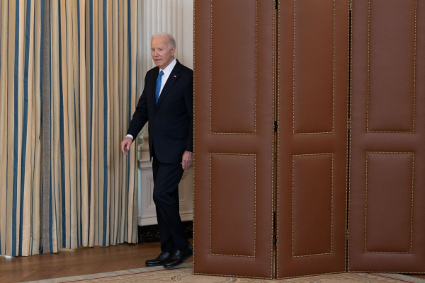 Επίθεση Μπάιντεν κατά Τραμπ: «Ηλίθιο και επικίνδυνο το προσκύνημα στον Πούτιν»