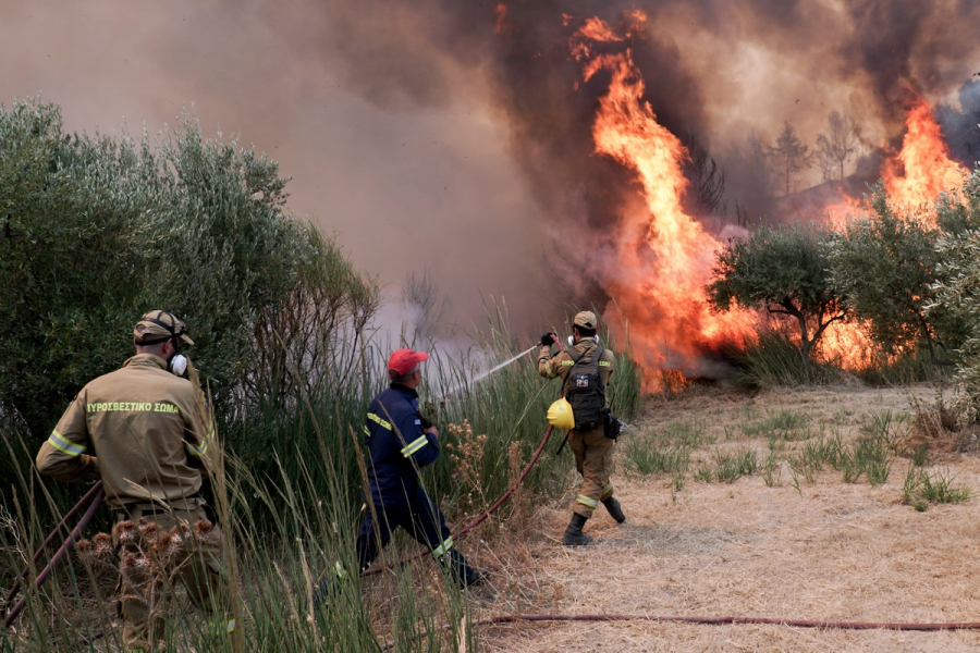 Αναζωπυρώσεις και στη Μεσσηνία: Εκκενώθηκε το Διαβολίτσι, κάηκαν σπίτια - «Μας άφησαν στο έλεος του Θεού» (βίντεο)