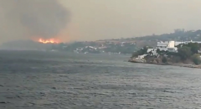 Συγκλονιστικό βίντεο: Η φωτιά στην Κάρυστο μέσα από το πλοίο της γραμμής