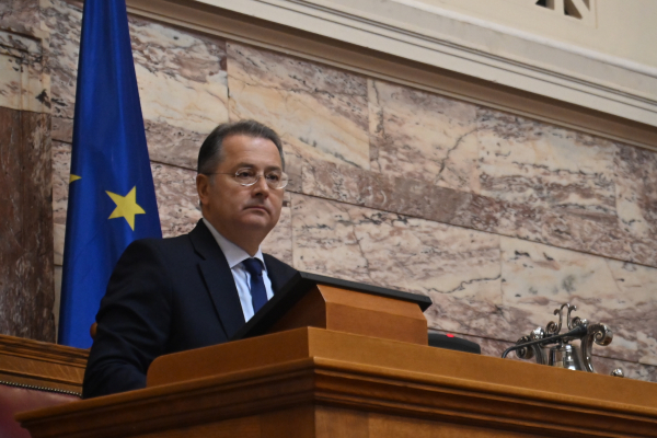 Αγρότες στην Άρτα ακύρωσαν την κοπή πίτας του βουλευτή Γιώργου Στύλιου στην αίθουσα «Διώνη»