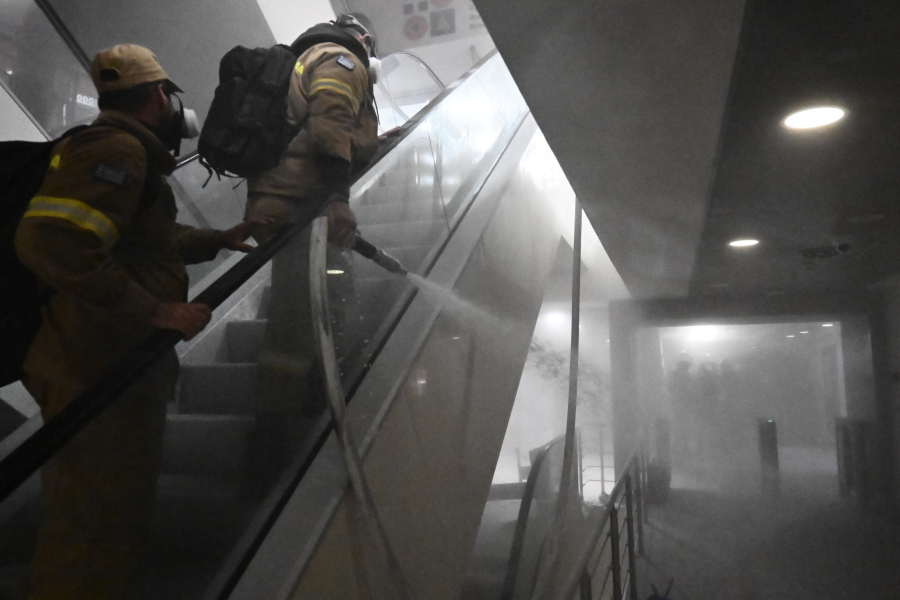 Εικόνα φρίκης: Από τη μάχη με τις φωτιές, στη μάχη με τα χημικά των ΜΑΤ