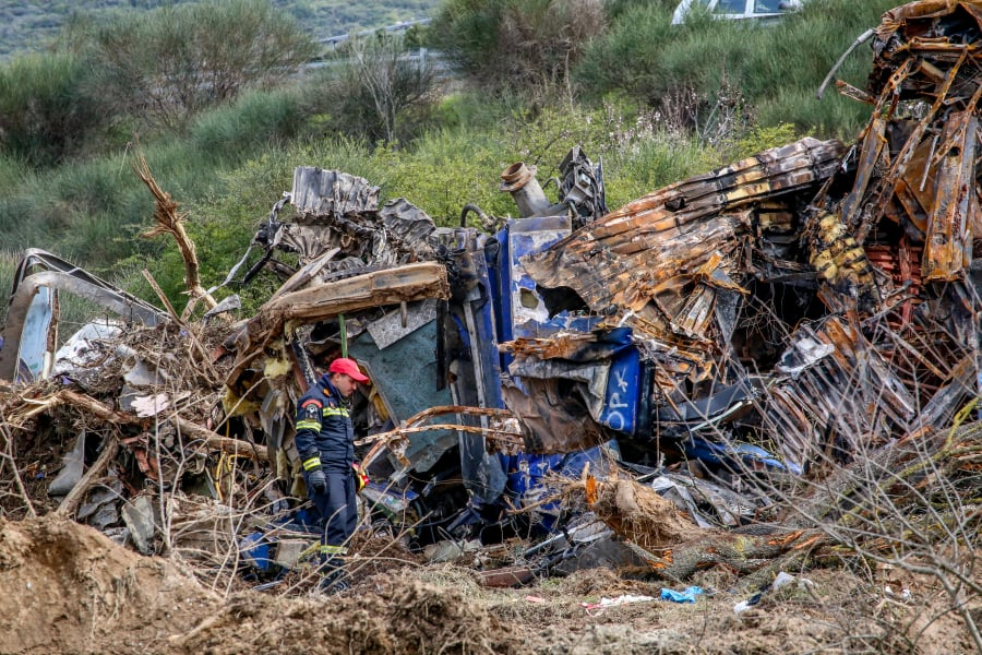 Βρέθηκαν «εκρηκτικές ύλες» σε ρούχα και κλειδιά των απανθρακωμένων στα Τέμπη