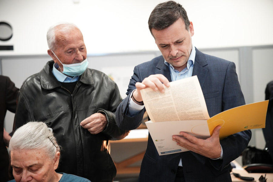 Δ. Αθηναίων: Απαλλάχθηκαν από τα δημοτικά τέλη τα πρώτα 25 νοικοκυριά