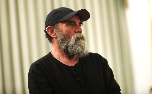 «Ο Άλλος Άνθρωπος» επί τω έργω: Φωτογραφία-ντοκουμέντο να παίζει φρουτάκια