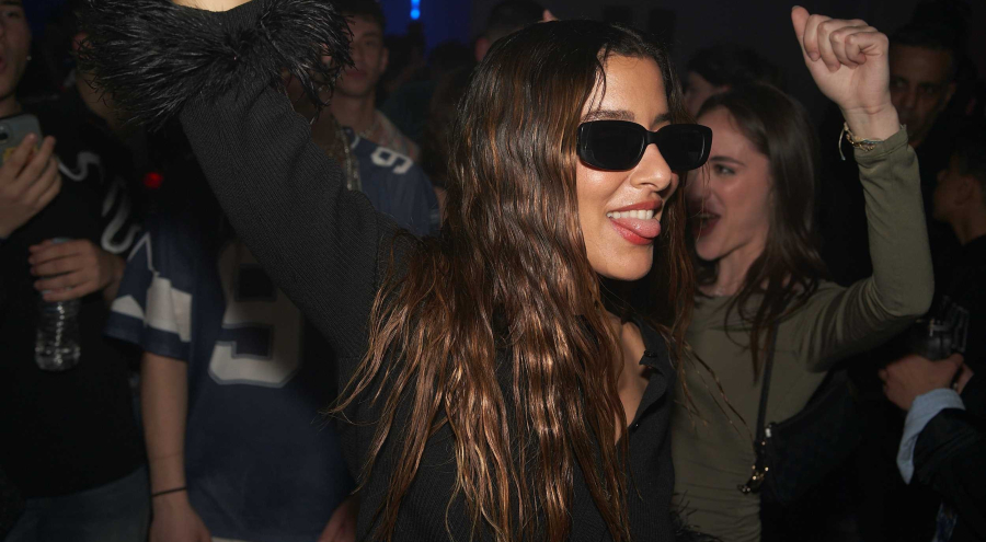 Ο Γρηγόρης Αρναούτογλου στο βιντεοκλίπ της Mαρίνας Σάττι για την προκλητική «LOLA»