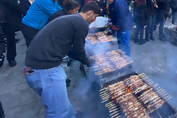 Η Θεσσαλονίκη μετατράπηκε σε μία απέραντη ψησταριά (βίντεο και εικόνες)