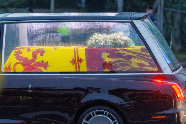 Βασίλισσα Ελισάβετ: Έφτασε στο Μπάκιγχαμ η σορός της -Λαϊκό προσκύνημα την Τετάρτη