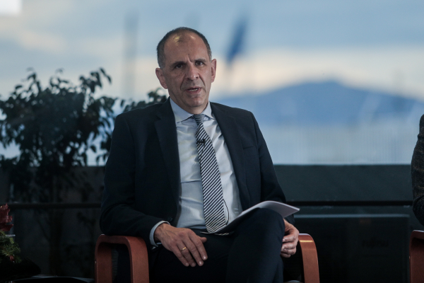 Αρθρο Γεραπετρίτη: «Παραίτηση του πρωθυπουργού δεν σημαίνει παραίτηση της κυβέρνησης»