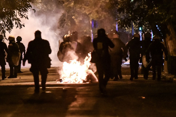Πολυτεχνείο: Άρχισαν τα «όργανα» στα Εξάρχεια - Πετροπόλεμος με την αστυνομία (pics & vid)