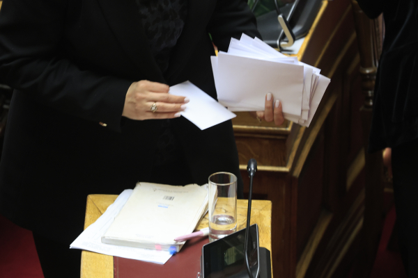 Ζητούν και άλλοι να φύγουν από την Προανακριτική