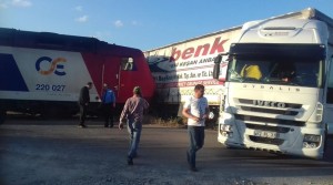Σύγκρουση αμαξοστοιχίας του ΟΣΕ με νταλίκα στην Τιθορέα