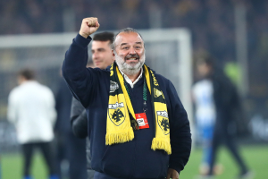 ΑΕΚ: Ο Μάριος Ηλιόπουλος ανακοινώνει μέσα σε ντελίριο εξωφρενικό πριμ και «πηδάει» στην αγκαλιά του Μουκουντί