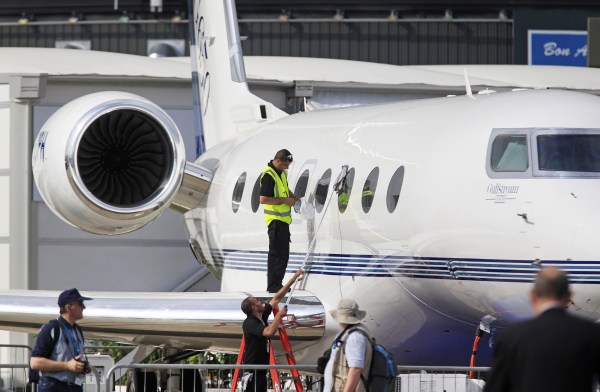 Πλούσιοι και ισχυροί στο Νταβός με ιδιωτικό τζετ: Πόσα (και ποιοι) προσγειώθηκαν στα ελβετικά αεροδρόμια