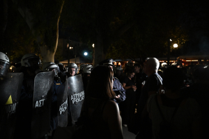 Νέο Ηράκλειο: «Πρόκειται για "γκλοπιές", μου είπε ότι ξυλοκοπήθηκε από αστυνομικούς», λέει η γιατρός της 16χρονης