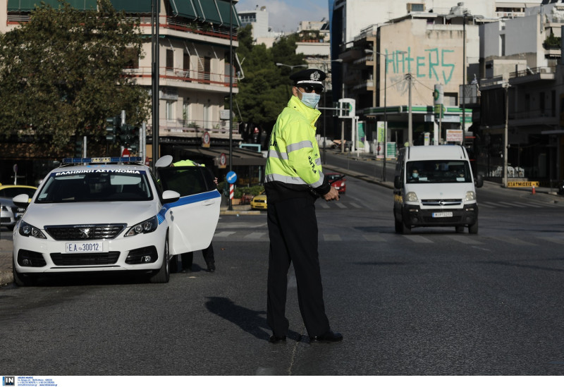 Μπάχαλο: Δίνουν χειρόγραφες βεβαιώσεις στους εργαζόμενους που είναι σε αναστολή για να πάνε για δουλειά