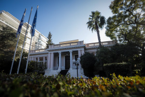 Ενέκριναν υπερωρίες έως 31 Ιουλίου για τους μετακλητούς στο Μαξίμου