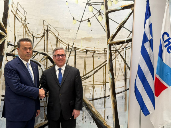 Πέφτουν οι υπογραφές μεταξύ Chevron – HELLENiQ ENERGY: Έρευνες φυσικού αερίου εντός του 2026