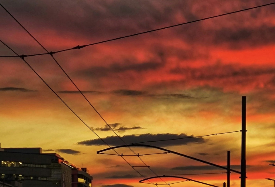 Καθηλωτικό ηλιοβασίλεμα σε πορτοκαλί και μωβ αποχρώσεις στον Αττικό ουρανό