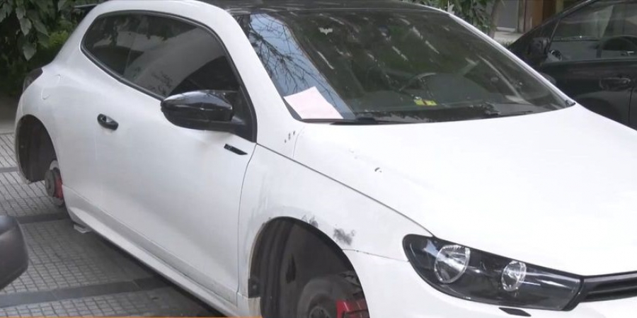 Διπλά άτυχος: Του έκλεψαν τις ρόδες του αυτοκινήτου, έφαγε και κλήση (βίντεο)