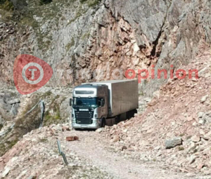 Τρίκαλα: Νταλικέρης πλήρωσε ακριβά το λάθος του GPS - Σφήνωσε σε χωματόδρομο (Εικόνες)