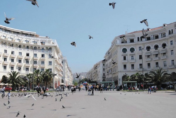 Η πλατεία Αριστοτέλους "μεταμορφώνεται" σε γήπεδο ποδοσφαίρου για κορίτσια