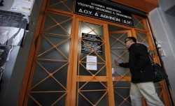 Στις εφορίες χιλιάδες φορολογούμενοι για «νέες» φορολογικές δηλώσεις