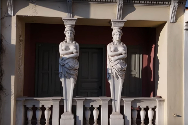 Το σπίτι με τις Καρυάτιδες, το εμβληματικό κτίριο που δεσπόζει στο κέντρο της Αθήνας (βίντεο)