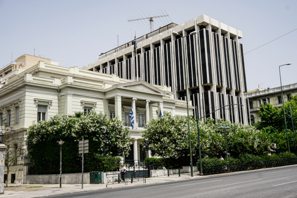 Υπουργείο Εξωτερικών: Είμαστε συγκλονισμένοι από τη ρωσική επίθεση στο Κίεβο