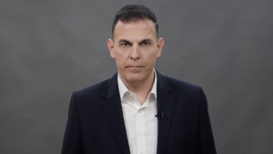 Καραμέρος: «Ζητούμε την παραδειγματική τιμωρία του βουλευτή της Νίκης για την επίθεση σε έργα τέχνης στην Πινακοθήκη»