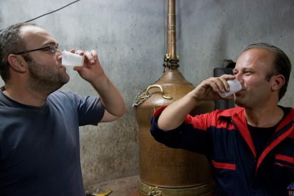 «Χαράτσι» στο τσίπουρο εάν καταργηθεί ο Ειδικός Φόρος Κατανάλωσης στο κρασί