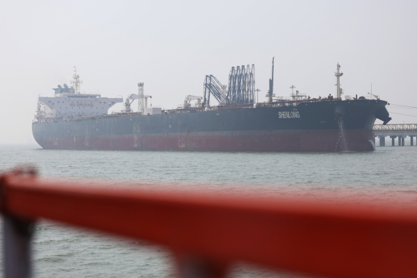 Η Ουάσιγκτον επιτρέπει τη διέλευση ιρανικών πετρελαιοφόρων από τα Στενά του Ορμούζ