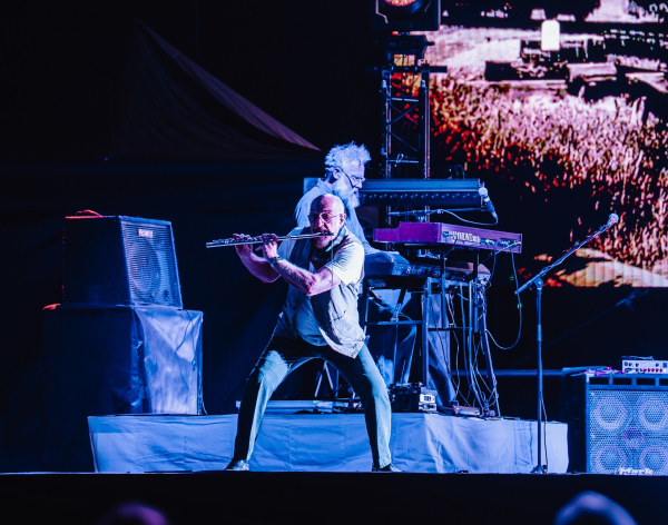 Σκέτη ροκ μαγεία η εμφάνιση των Jethro Tull στο Θέατρο Λυκαβηττού