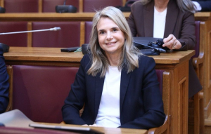 Αποστολάκη προς Χατζηδάκη: Απούσα η κυβέρνηση από τον έλεγχο των τραπεζικών χρεώσεων