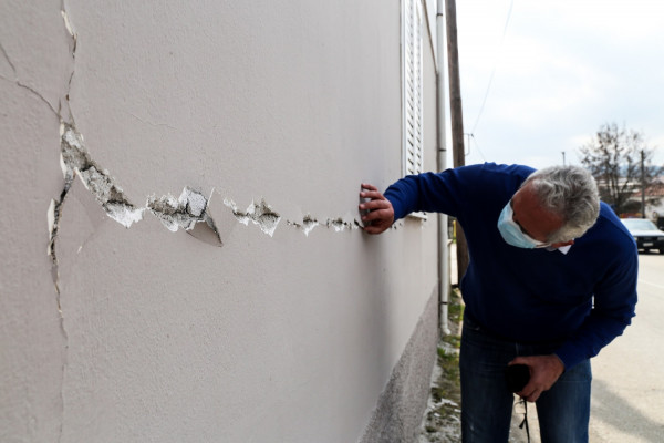 Στα 1575 τα ακατάλληλα σπίτια από τον σεισμό στην Ελασσόνα