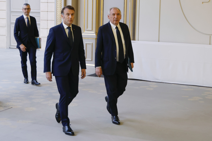 Οργή στη Γαλλία για το «μνημόνιο» Μπαϊρού - Τον απειλούν με πρόταση μομφής