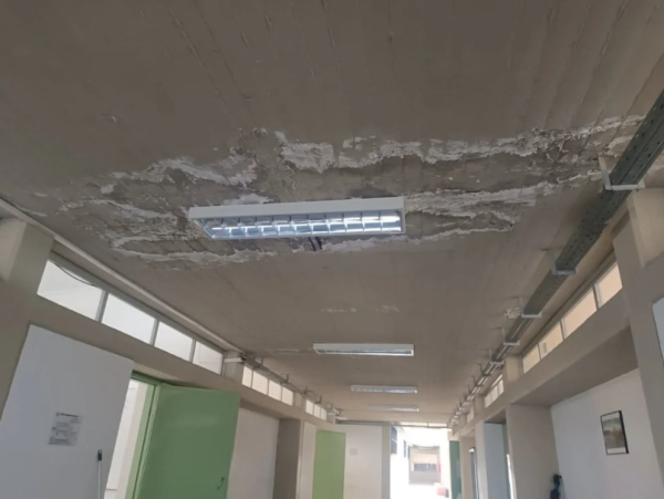 Γιάννενα: Μετά την καθίζηση έξω από το 8ο ΓΕΛ τώρα πέφτουν και σοβάδες από την οροφή (εικόνες)