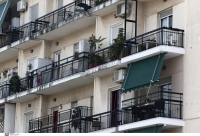 Το Δημόσιο μπαίνει συνιδιοκτήτης στον «αέρα» χιλιάδων ακινήτων, πρόβλημα και με θέσεις πάρκινγκ