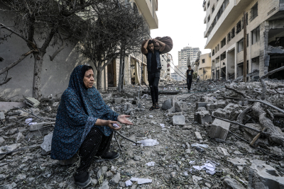 Ισραήλ: Γυναίκα ικετεύει για την οικογένειά της που αγνοείται μετά την επίθεση της Χαμάς στο κιμπούτς Νιρ Οζ