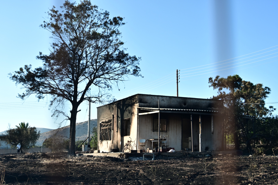 Σε ύφεση η φωτιά στην Παλαιά Φώκαια: Απεγκλωβίστηκαν κάτοικοι, κάηκαν σπίτια (Εικόνες & βίντεο)