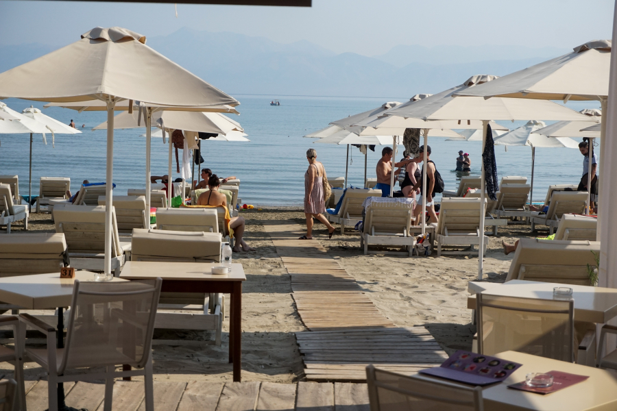 Καιρός: «Ανάσα» σήμερα με υποφερτές θερμοκρασίες αλλά μποφόρ στο Αιγαίο