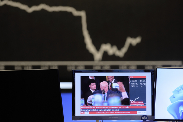 Έτοιμες να βγάλουν «άσσο από το μανίκι» οι Βρυξέλλες στον εμπορικό πόλεμο Τραμπ